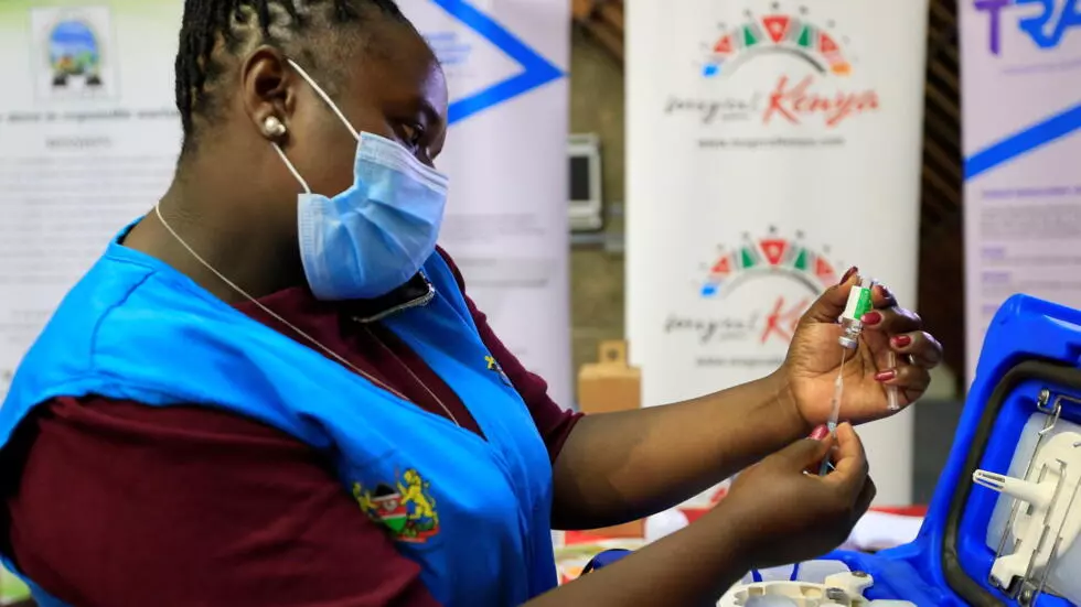 À Nairobi, au Kenya, une infirmière s'apprête à vacciner des guides touristiques avec le vaccin AstraZeneca, reçu dans le cadre de l'initiative Covax, le 27 avril 2021.